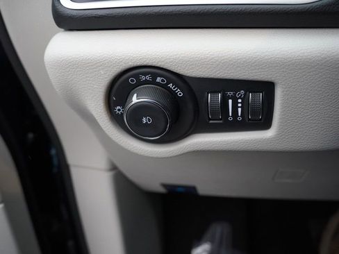 Certified 2024 Chrysler Pacifica Touring-L image 24