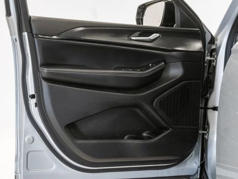 Used 2024 Jeep Grand Cherokee Altitude image 7