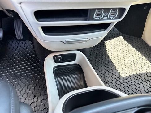 Used 2023 Chrysler Pacifica Touring-L AWD/4WD image 23