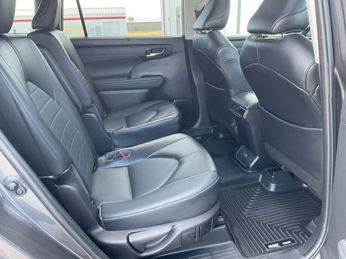 Used 2022 Toyota Highlander XLE image 21