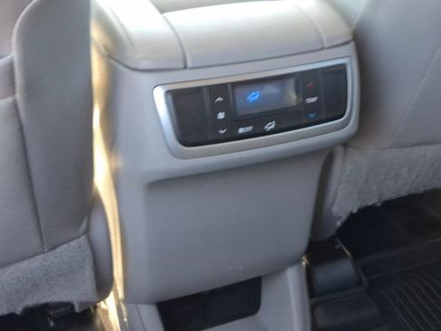 Used 2018 Toyota Highlander LE image 16