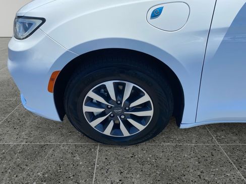 Used 2022 Chrysler Pacifica Touring-L FWD image 14