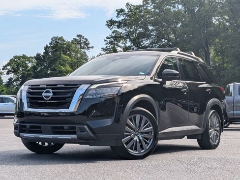 Used 2025 Nissan Pathfinder SL w/ SL Premium Package FWD image 4