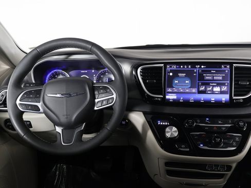 Used 2024 Chrysler Pacifica Touring-L image 32