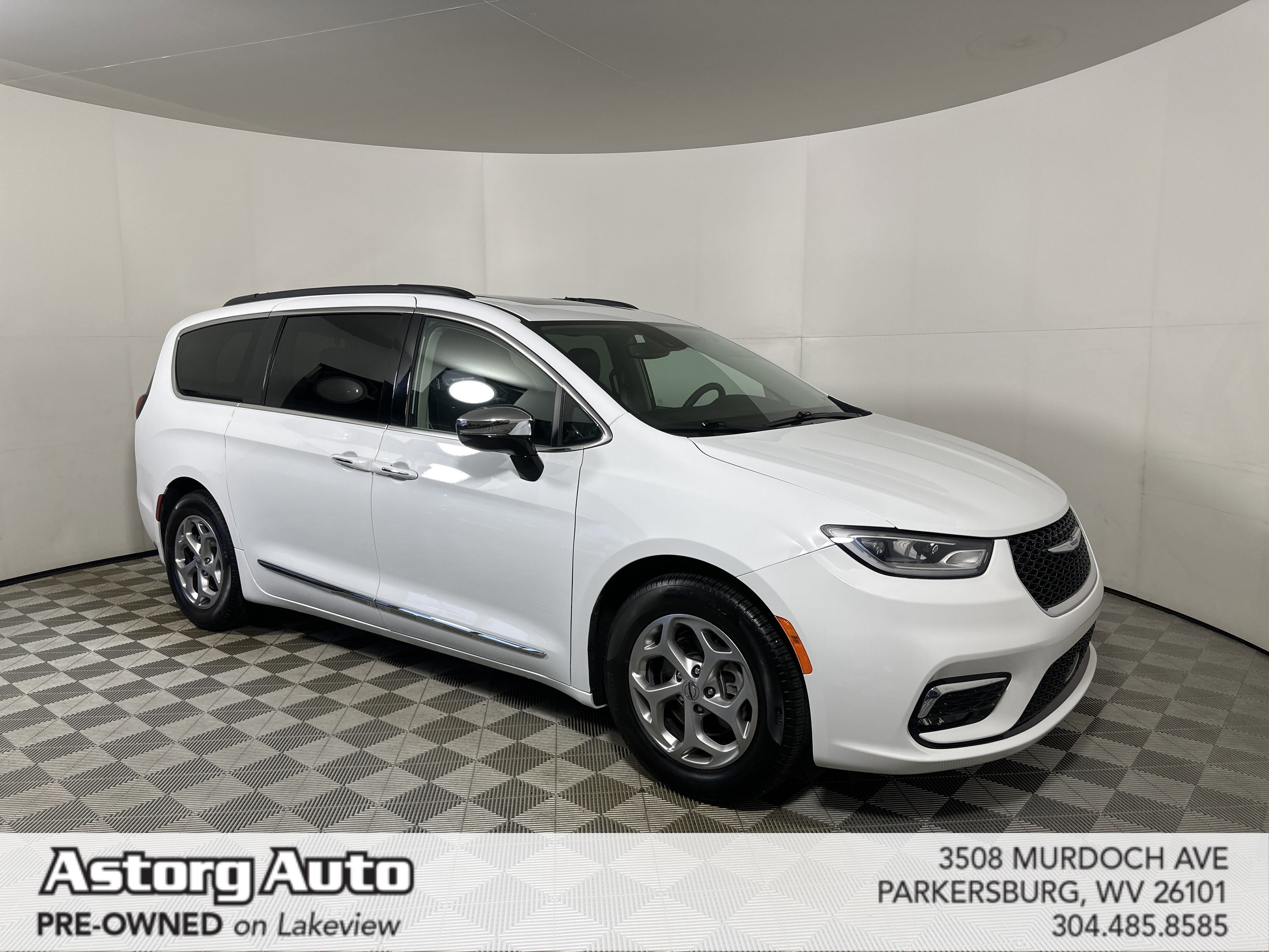 Certified 2023 Chrysler Pacifica Limited w/ Uconnect Theater Family Group FWD image 1