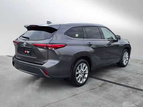Used 2023 Toyota Highlander Limited image 3