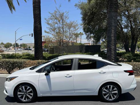 Used 2020 Nissan Versa SR FWD image 35