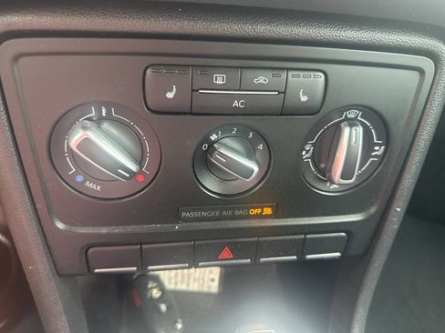 Used 2012 Volkswagen Beetle Launch Edition image 38