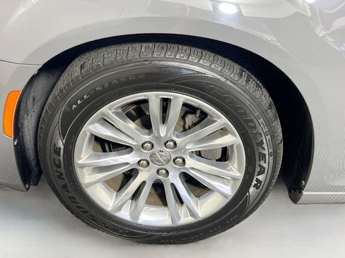 Used 2019 Chrysler 300 Touring L w/ Quick Order Package 22F image 13