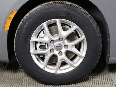 Used 2023 Chrysler Pacifica Touring-L image 22