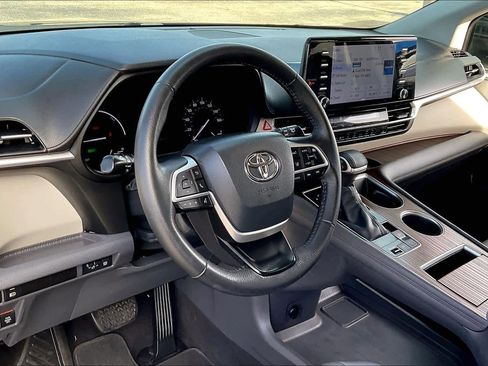 Used 2022 Toyota Sienna XLE image 16