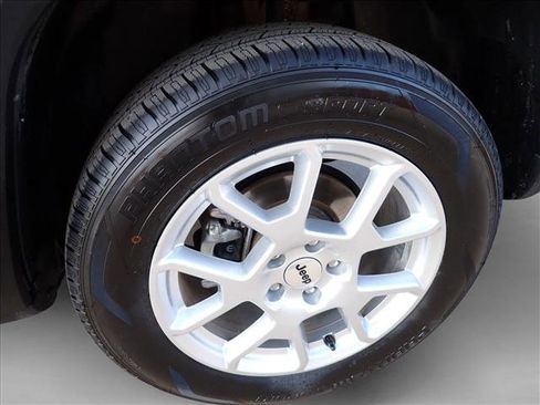 Used 2023 Jeep Renegade Latitude w/ Sun/Sound Group AWD/4WD image 7
