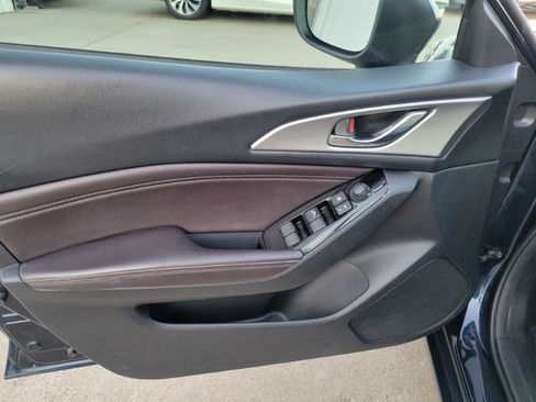 Used 2018 MAZDA MAZDA3 Touring FWD image 14