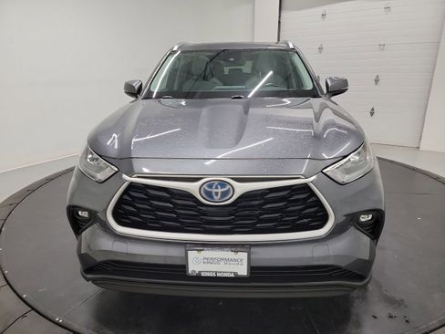 Used 2020 Toyota Highlander XLE AWD/4WD image 2