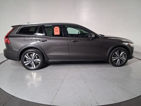 Used 2025 Volvo V60 B5 Cross Country Plus AWD/4WD image 3