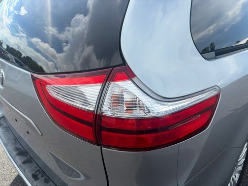 Used 2017 Toyota Sienna XLE FWD image 15
