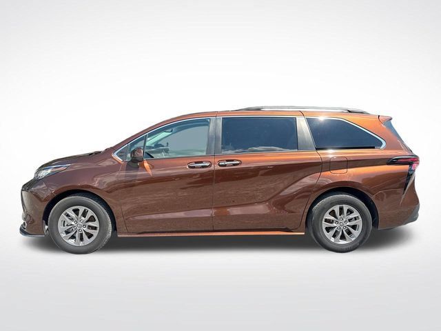 Used 2023 Toyota Sienna XLE FWD image 2