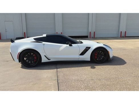 Used 2016 Chevrolet Corvette Z06 w/ 3LZ Preferred Equipment Group image 9