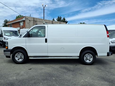 Used 2024 Chevrolet Express 2500 w/ Driver Convenience Package RWD image 6
