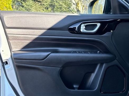 Used 2024 Jeep Compass Trailhawk image 19