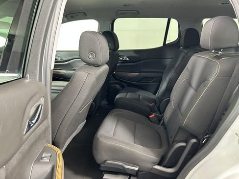 Used 2023 GMC Acadia SLE image 26