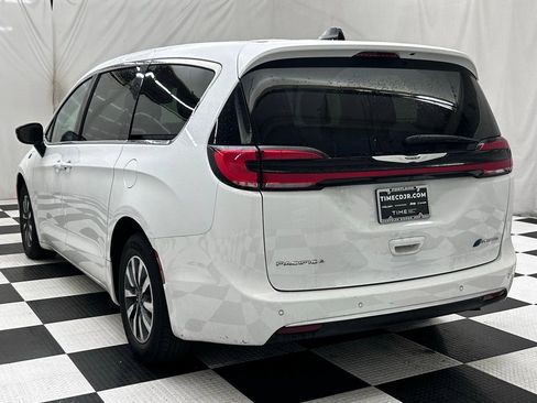 Used 2024 Chrysler Pacifica Limited FWD image 6