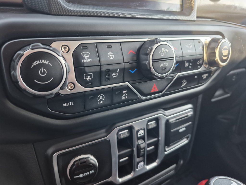 Used 2018 Jeep Wrangler Unlimited Sahara AWD/4WD image 24