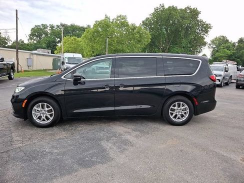 Used 2023 Chrysler Pacifica Touring-L FWD image 8