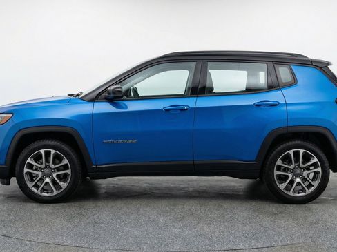 Used 2025 Jeep Compass Trailhawk AWD/4WD image 5