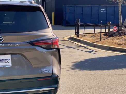 Used 2021 Toyota Sienna Limited image 25