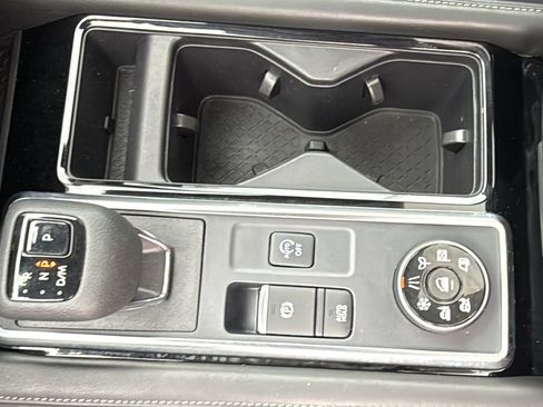 Used 2023 Nissan Pathfinder SV w/ SV Premium Package AWD/4WD image 17