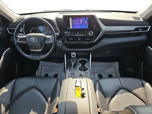 Used 2023 Toyota Highlander XLE AWD/4WD image 10