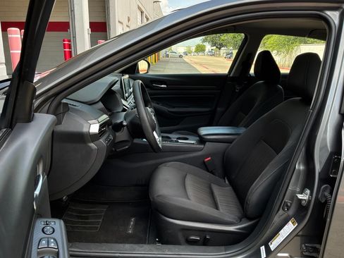 Used 2025 Nissan Altima 2.5 SV FWD image 10