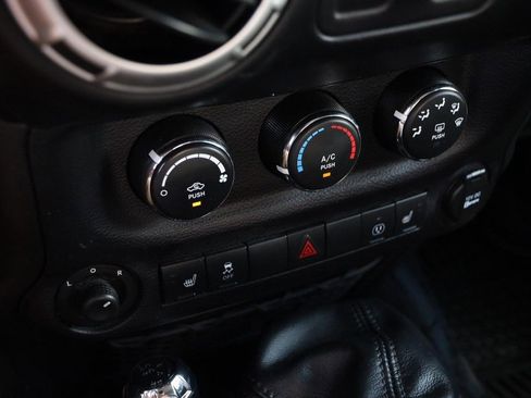 Used 2016 Jeep Wrangler Rubicon w/ Power Convenience Group AWD/4WD image 14