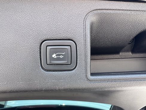 Used 2022 GMC Terrain SLT w/ Tech Package AWD/4WD image 6