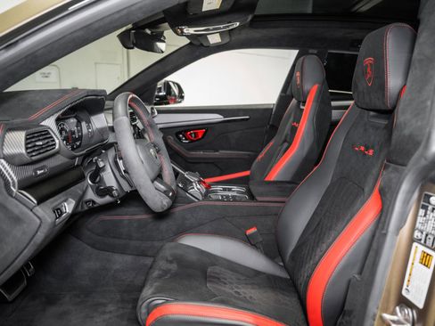 Used 2024 Lamborghini Urus Performante AWD/4WD image 2