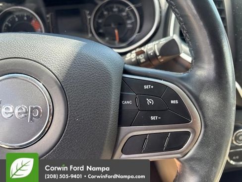Used 2019 Jeep Cherokee Latitude w/ Cold Weather Group AWD/4WD image 12