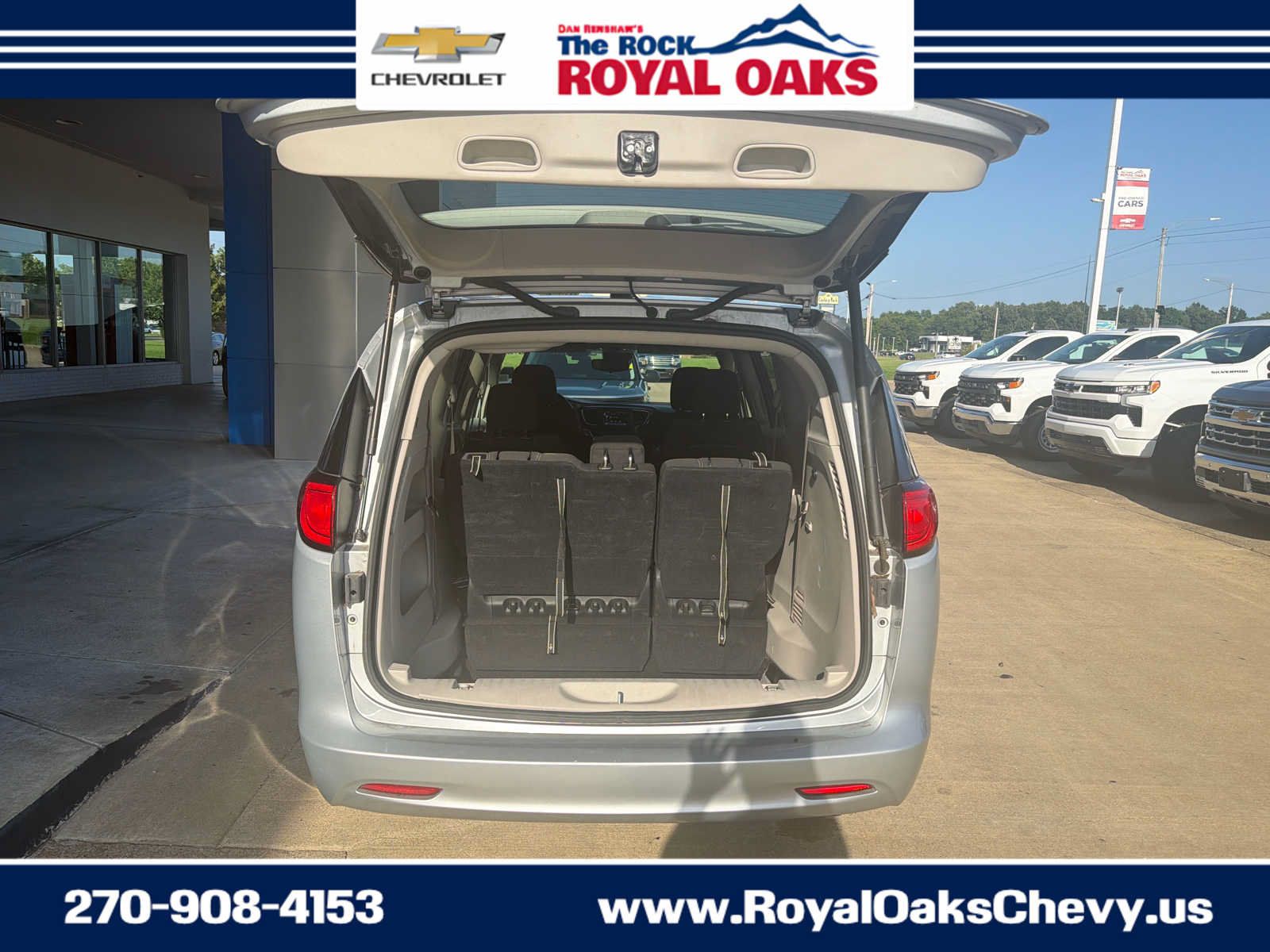 Used 2023 Chrysler Voyager LX FWD image 5