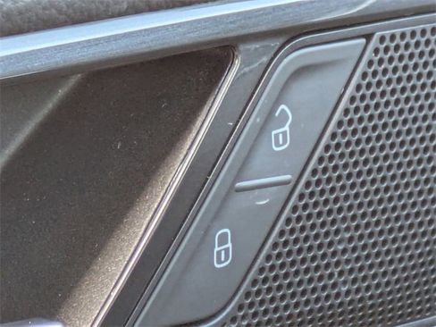 Used 2023 Volkswagen Tiguan SE w/ Panoramic Sunroof Package image 25