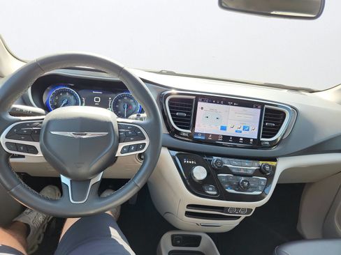 Used 2023 Chrysler Pacifica Touring-L FWD image 19