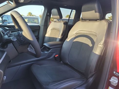 New 2025 Jeep Grand Cherokee Altitude image 17