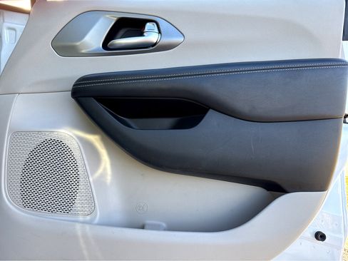 Used 2022 Chrysler Pacifica Touring-L image 11