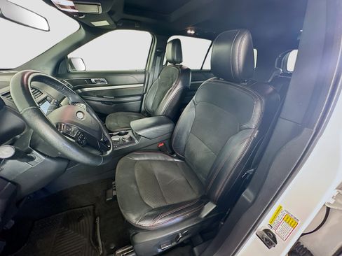 Used 2018 Ford Explorer XLT w/ Equipment Group 202A AWD/4WD image 13