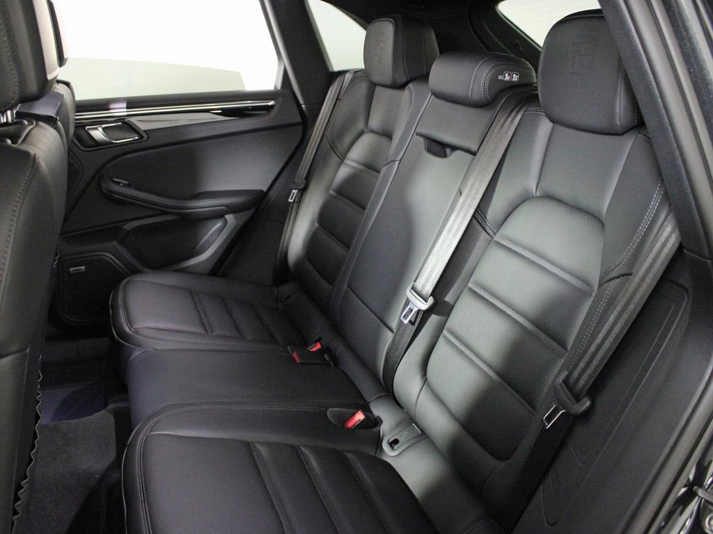Certified 2026 Porsche Macan AWD/4WD image 34