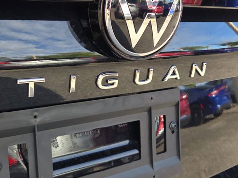 Used 2025 Volkswagen Tiguan SE FWD image 15