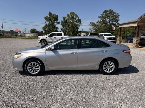 Used 2017 Toyota Camry LE FWD image 2