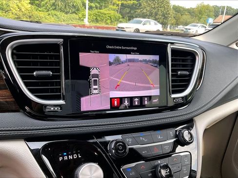 Used 2022 Chrysler Pacifica Limited FWD image 19