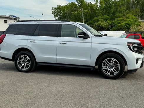 Used 2025 Ford Expedition Active AWD/4WD image 2
