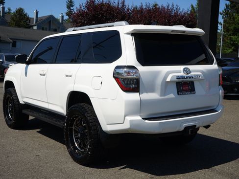Used 2018 Toyota 4Runner SR5 AWD/4WD image 3
