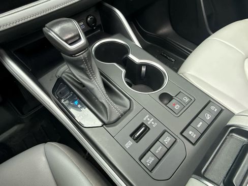 Used 2022 Toyota Highlander XLE image 17